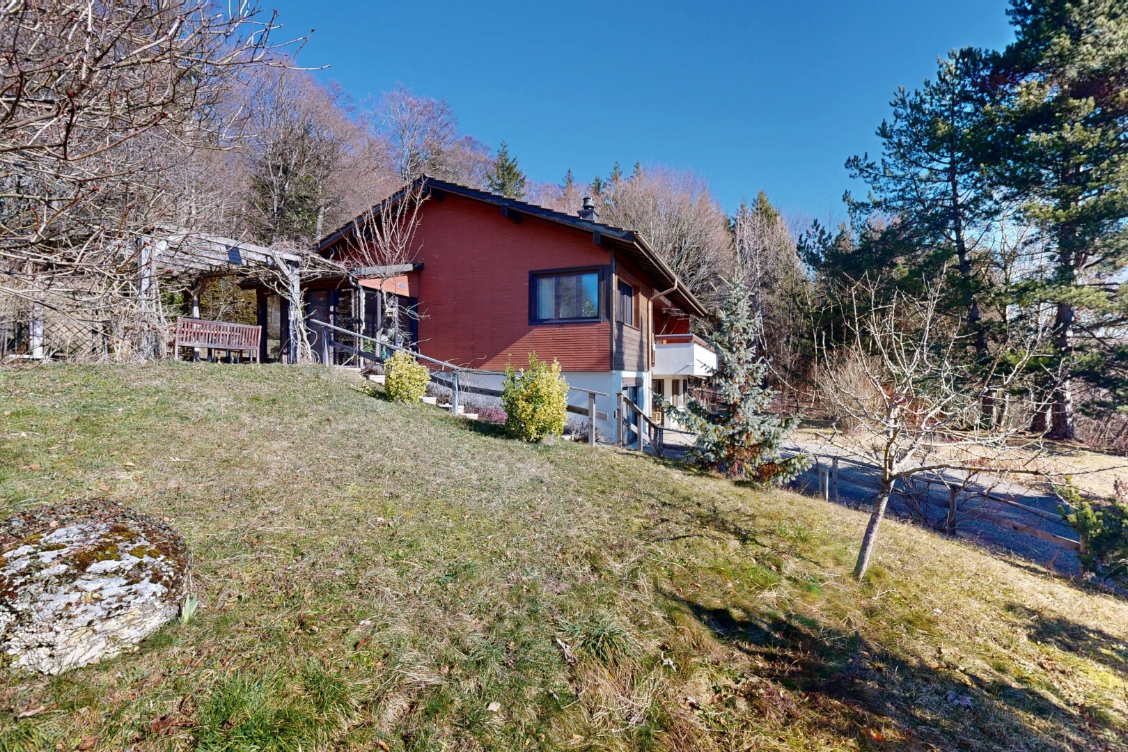 façade avec property visible, pelouse, et day time