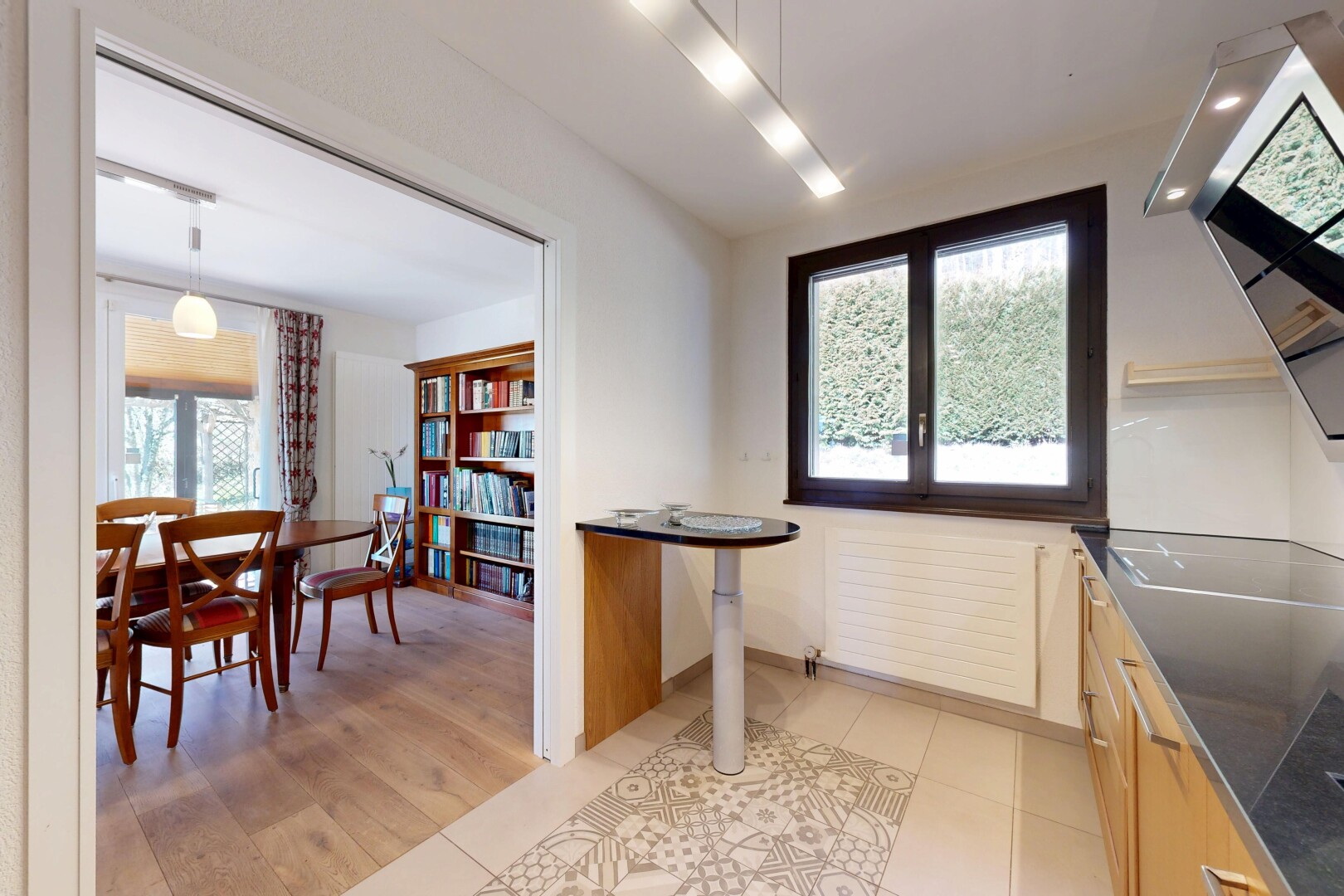 cuisine avec plans de travail, dark countertops, light floor, inside property, et natural light