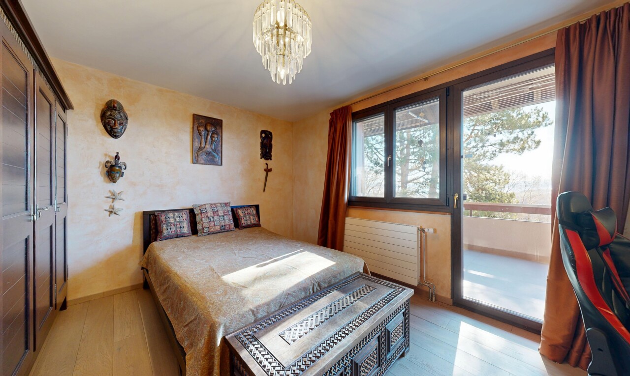 chambre avec wood finish floor, sol en finition bois, radiateur, inside property, et accès à l'extérieur