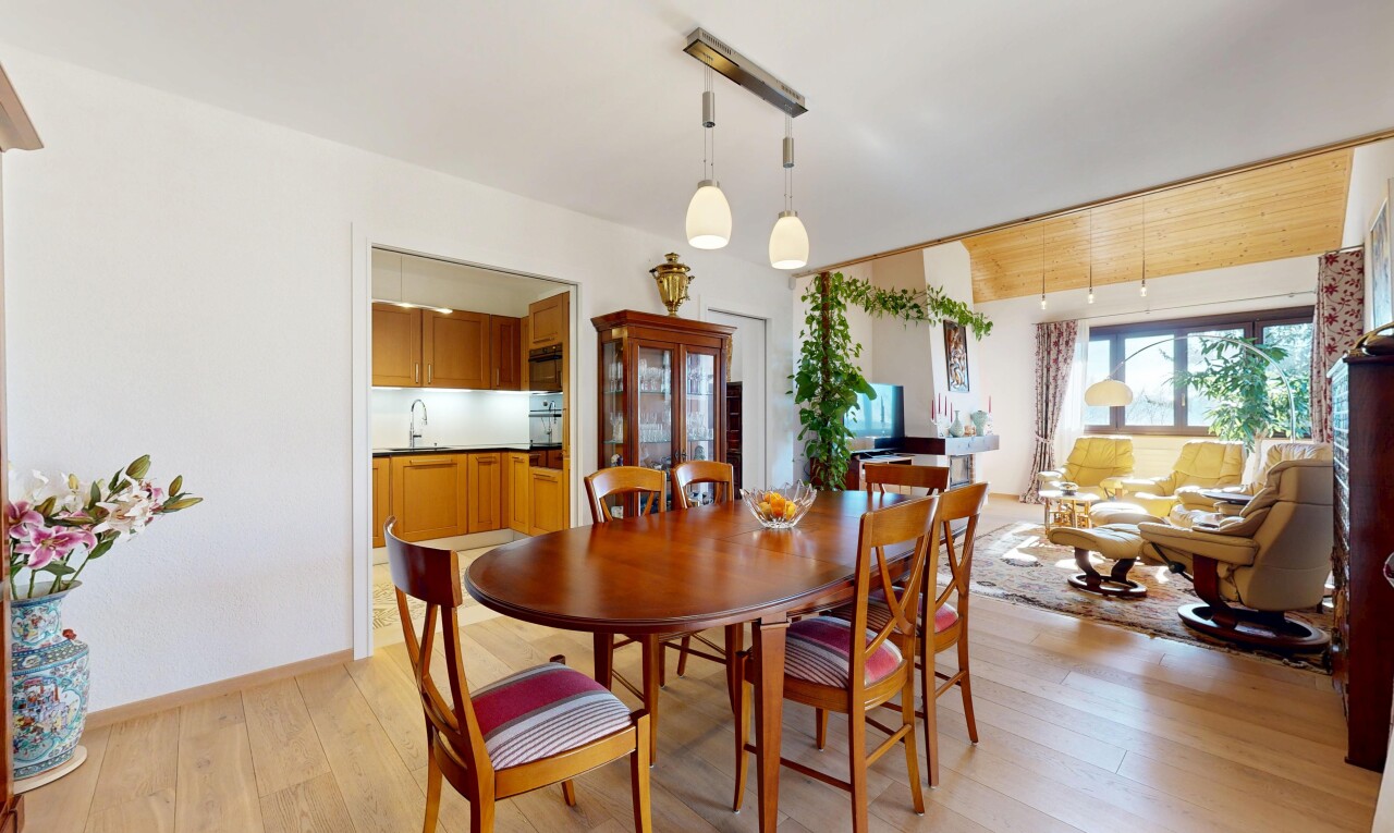 salle à manger avec inside property, wood finish floor, sol en finition bois, drywall, et cloison sèche