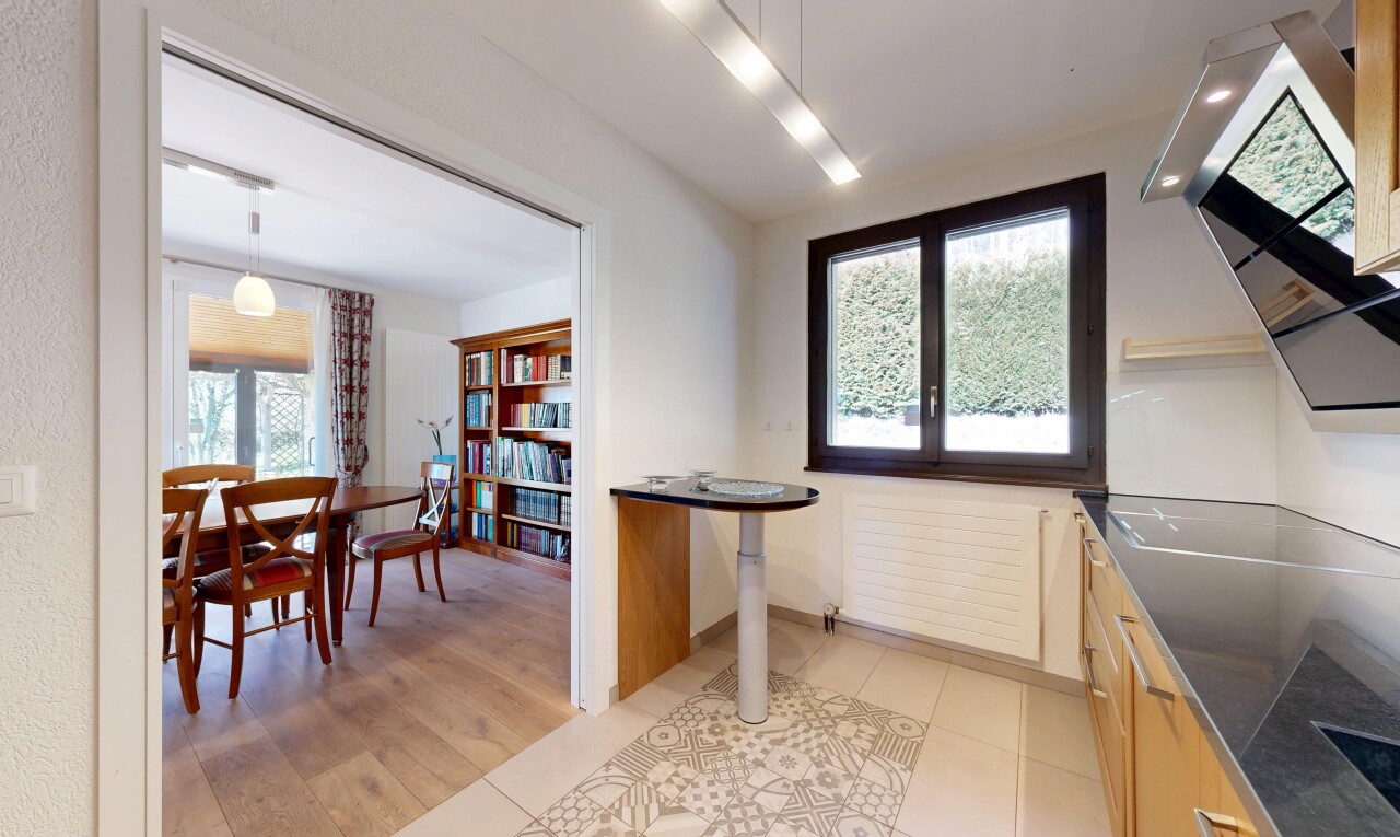 cuisine avec plans de travail, dark countertops, light floor, inside property, et natural light