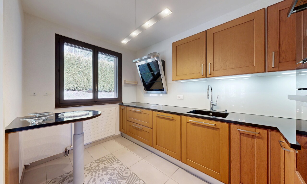 cuisine avec light floor, shaker cabinets, armoires de style shaker, évier, et lumière naturelle