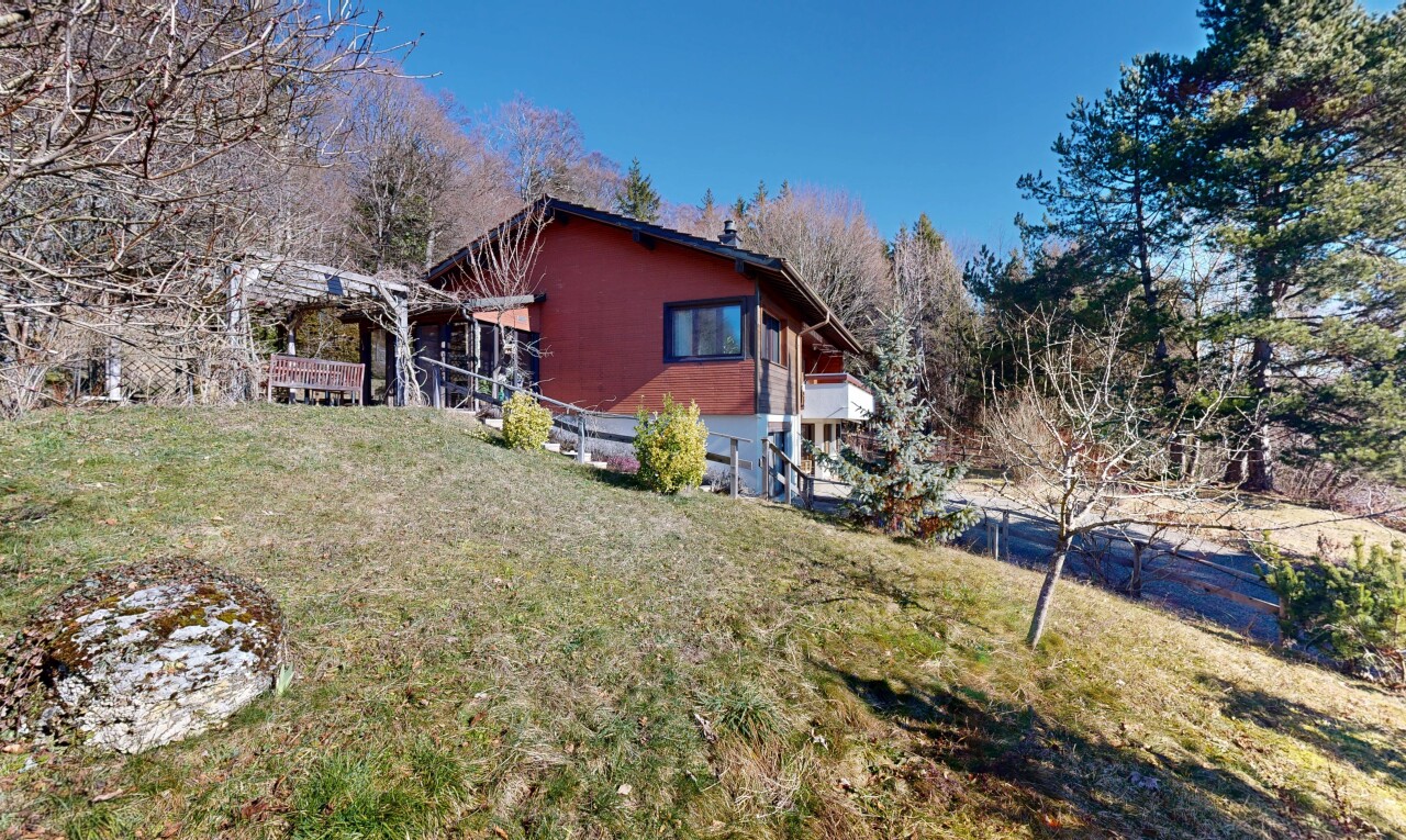 façade avec property visible, pelouse, et day time