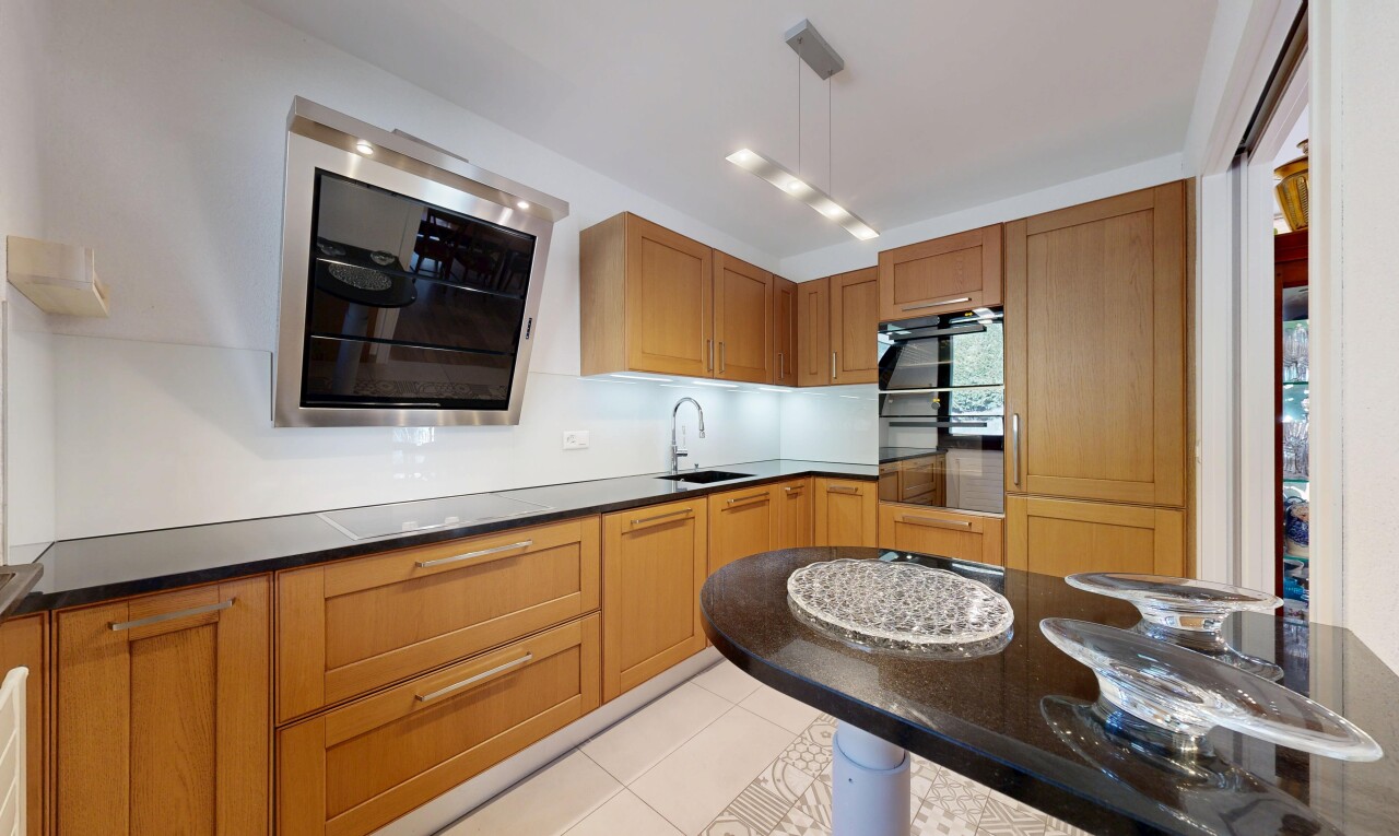 cuisine avec light floor, four, dark countertops, tile floor, et sol en carrelage