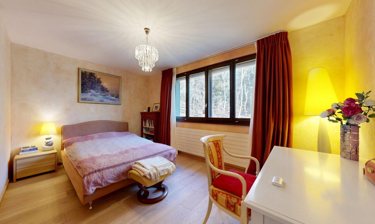 chambre avec wood finish floor, sol en finition bois, lustre remarquable, natural light, et lumière naturelle