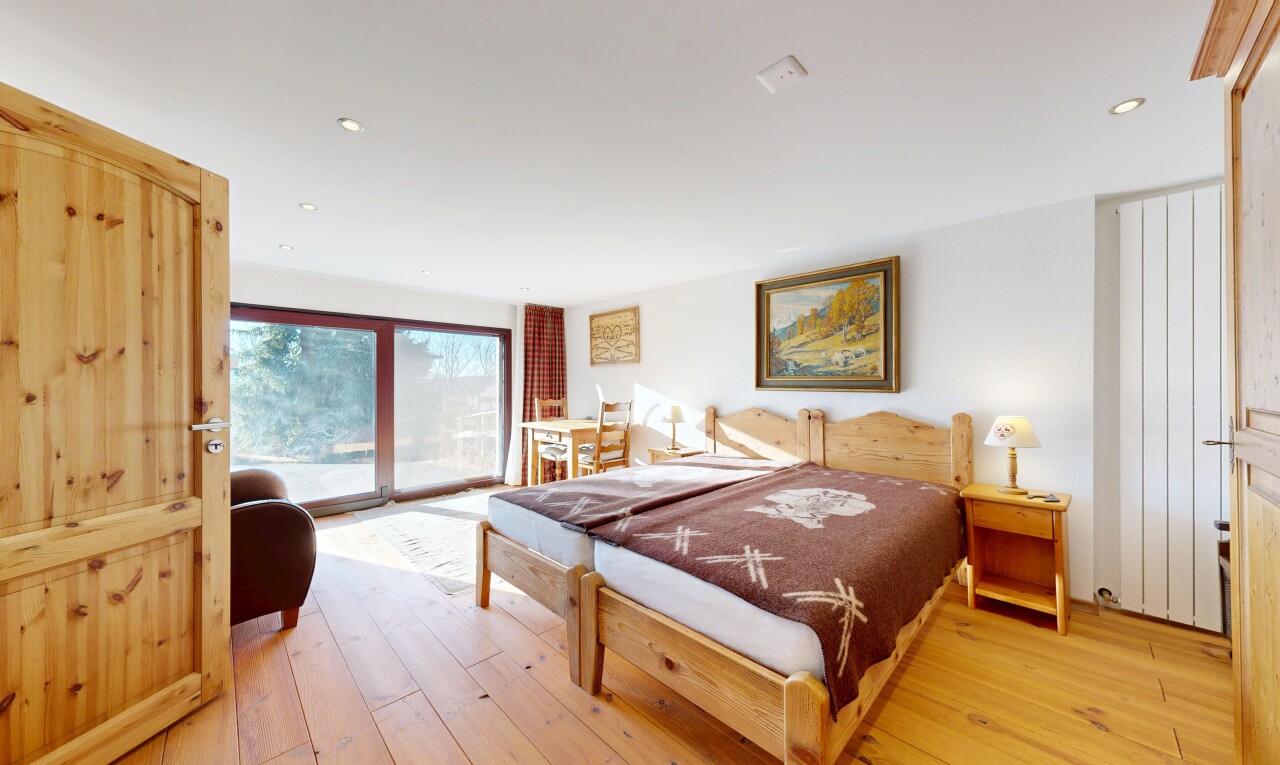 chambre avec accès à l'extérieur, wood finish floor, sol en finition bois, inside property, et drywall