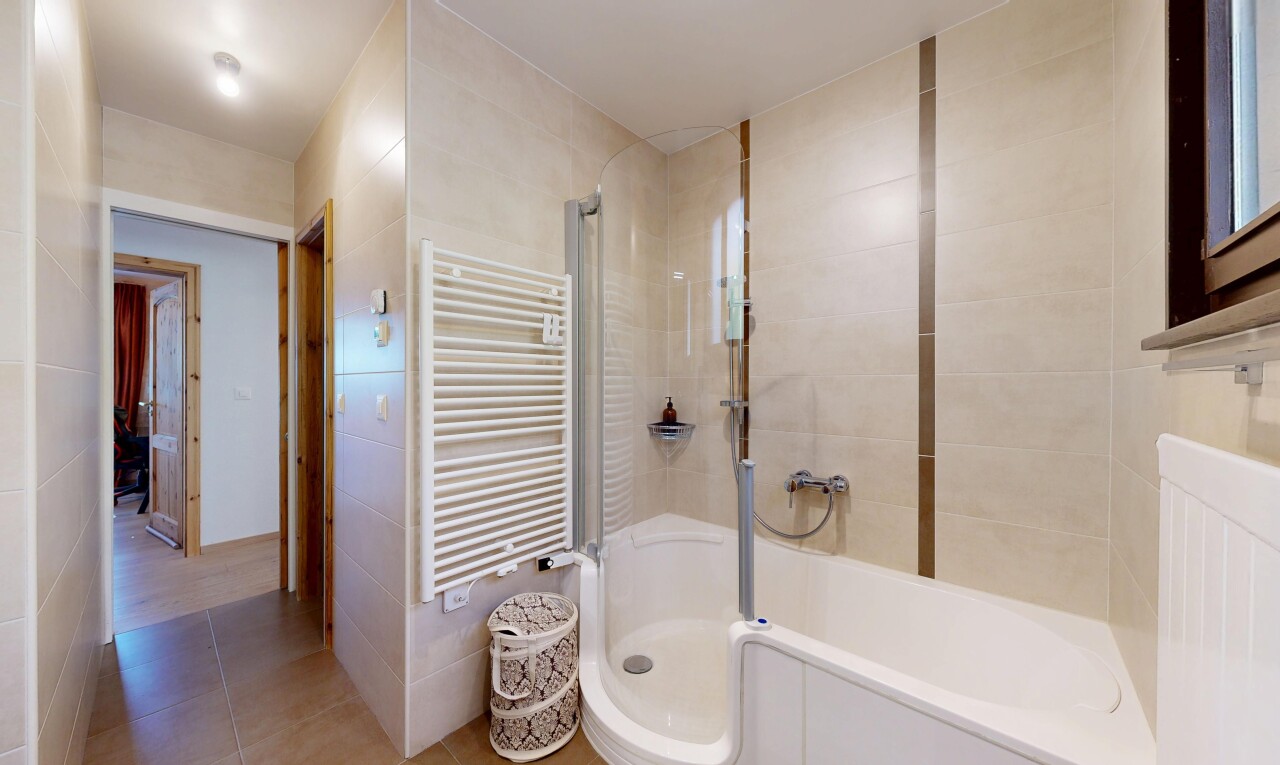 salle de bains avec chauffe-serviettes, salle de bain complète, radiateur, inside property, et tile floor