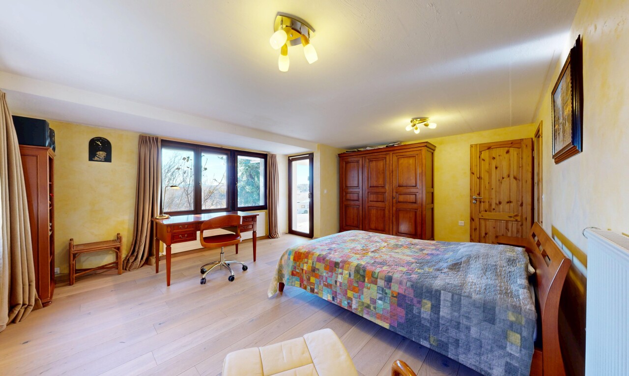 chambre avec natural light, lumière naturelle, wood finish floor, sol en finition bois, et inside property