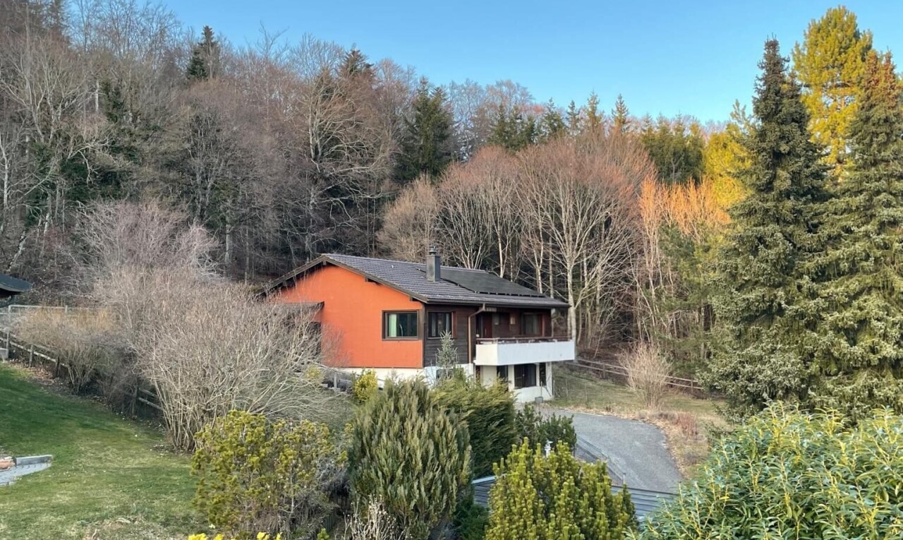 façade avec property visible, day time, balcon, pelouse, et panneaux solaires