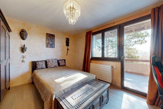 chambre avec wood finish floor, sol en finition bois, radiateur, inside property, et accès à l'extérieur