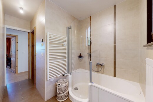 salle de bains avec chauffe-serviettes, salle de bain complète, radiateur, inside property, et tile floor