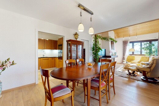 salle à manger avec inside property, wood finish floor, sol en finition bois, drywall, et cloison sèche