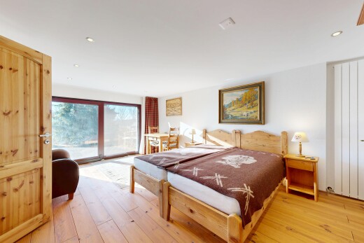 chambre avec accès à l'extérieur, wood finish floor, sol en finition bois, inside property, et drywall