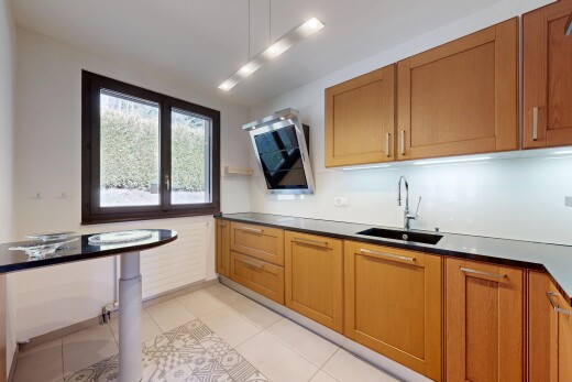 cuisine avec light floor, shaker cabinets, armoires de style shaker, évier, et lumière naturelle