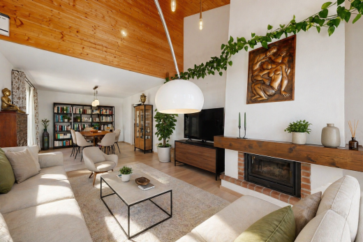 salon / salle à manger avec inside property, sol en finition bois, wood finish floor, cloison sèche, et drywall