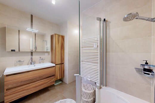 salle de bains avec chauffe-serviettes, tile wall, mur en carrelage, miroir, et salle de bain complète