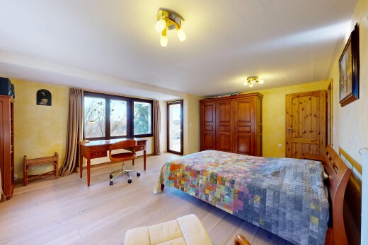 chambre avec natural light, lumière naturelle, wood finish floor, sol en finition bois, et inside property