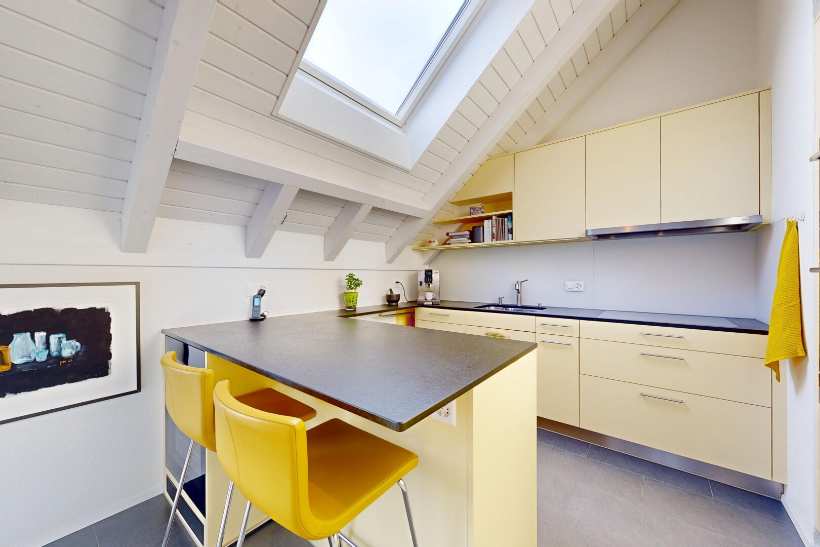 küche mit cremefarbene schränke, küchentheke, küchenbar, fliesenboden, und tile floor