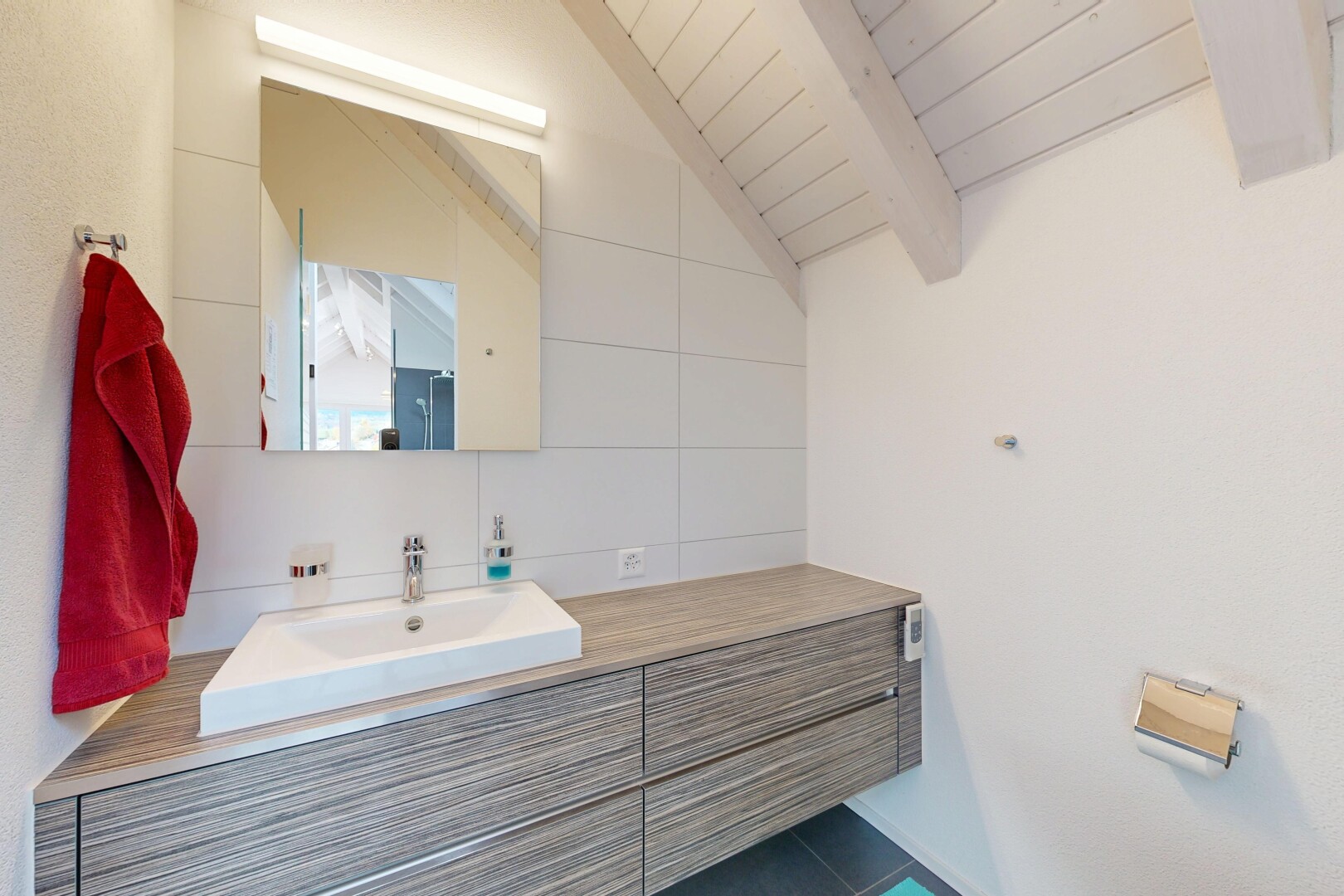 bad mit beamed ceiling, balkendecke, inside property, schminktisch, und spiegel