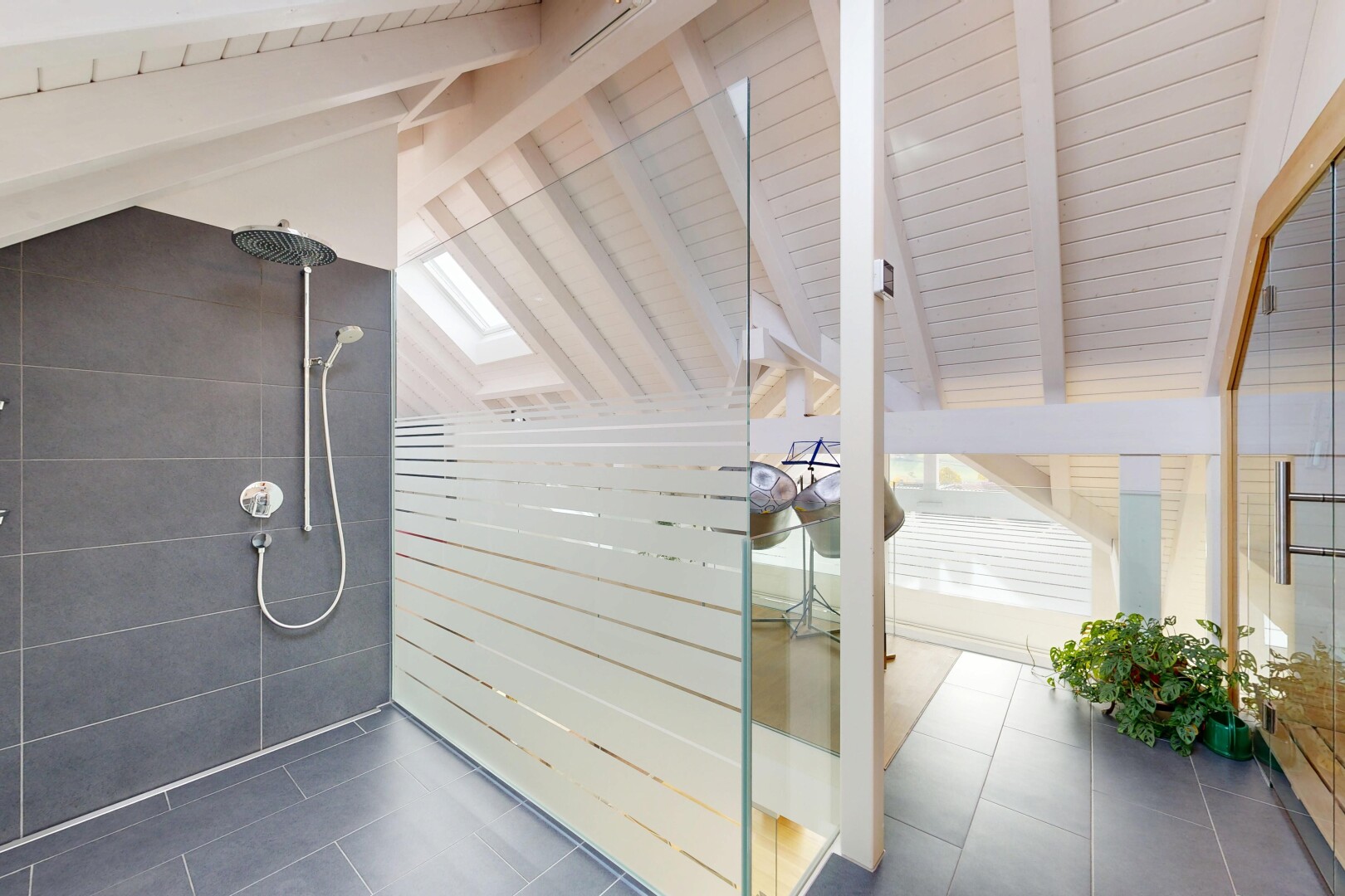 bad mit dusche, komplettes badezimmer, balkendecke, beamed ceiling, und dachschräge