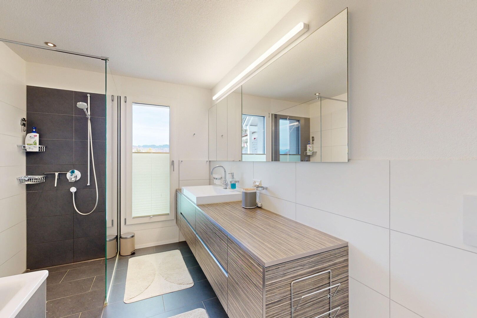 bad mit komplettes badezimmer, schminktisch, tile floor, fliesenboden, und inside property