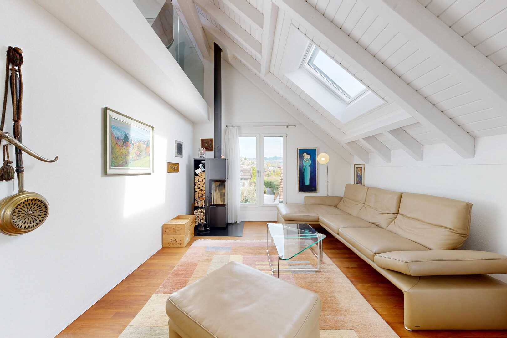 wohnzimmer mit vaulted ceiling, dachschräge, wood finish floor, holzfußboden, und beamed ceiling