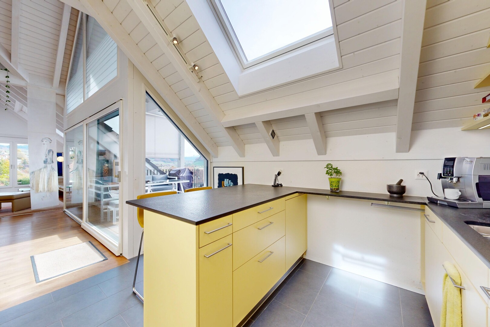 küche mit natürliches licht, natural light, balkendecke, beamed ceiling, und inside property