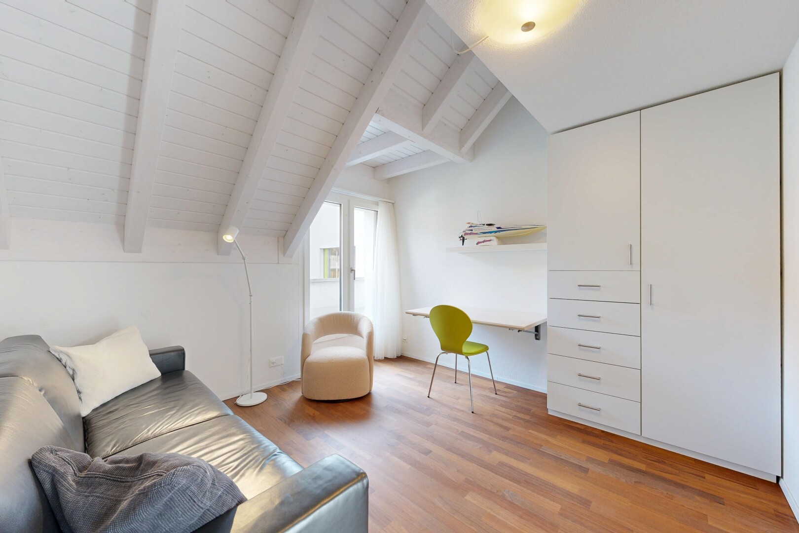 wohnzimmer mit beamed ceiling, balkendecke, vaulted ceiling, dachschräge, und inside property