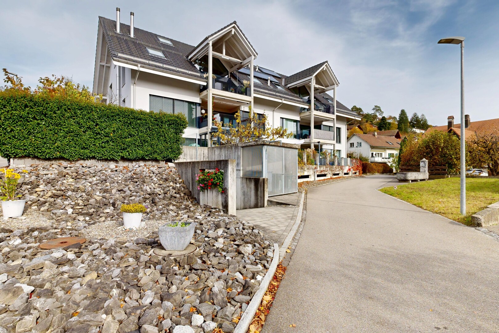 außenansicht mit property visible und day time