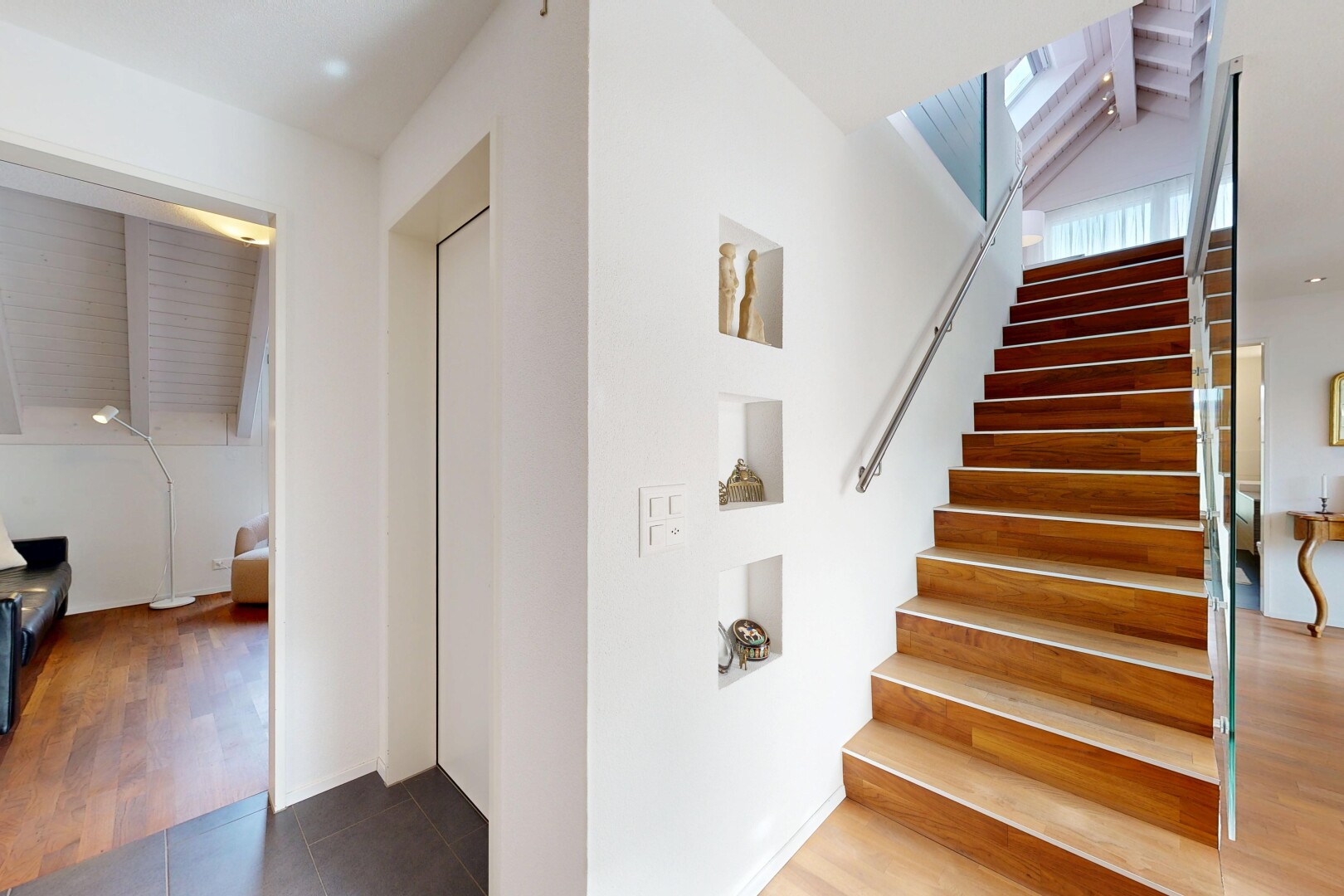 treppe mit inside property, holzfußboden, wood finish floor, gipskartonwand, und drywall