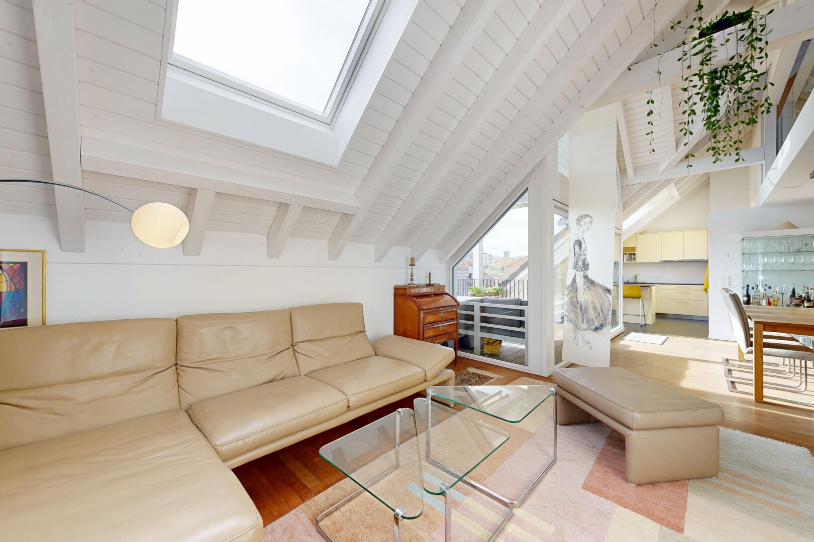 wohnzimmer mit balkendecke, beamed ceiling, holzfußboden, wood finish floor, und inside property