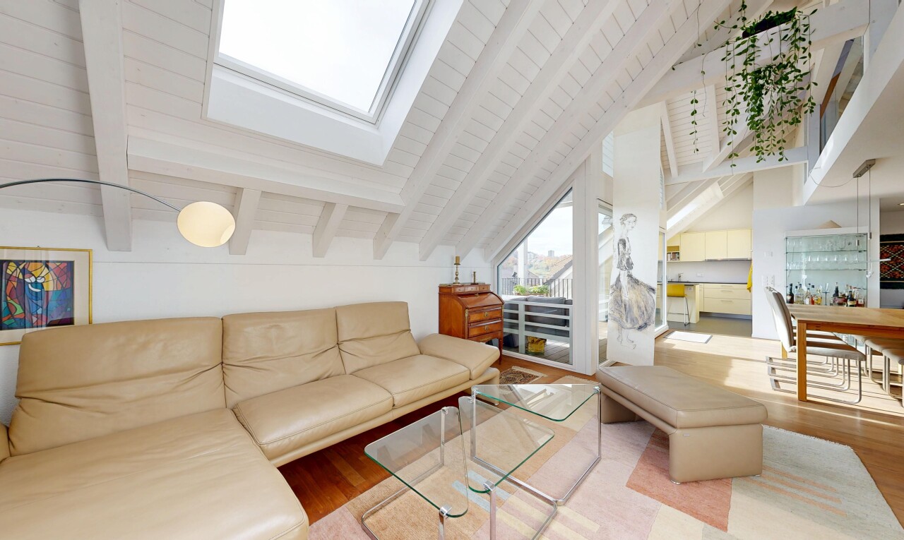 wohnzimmer mit balkendecke, beamed ceiling, holzfußboden, wood finish floor, und inside property