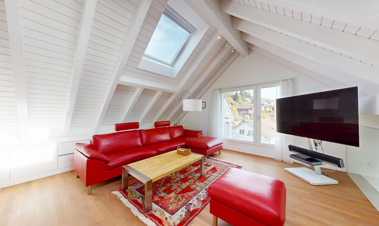 wohnzimmer mit beamed ceiling, balkendecke, fernseher, vaulted ceiling, und dachschräge