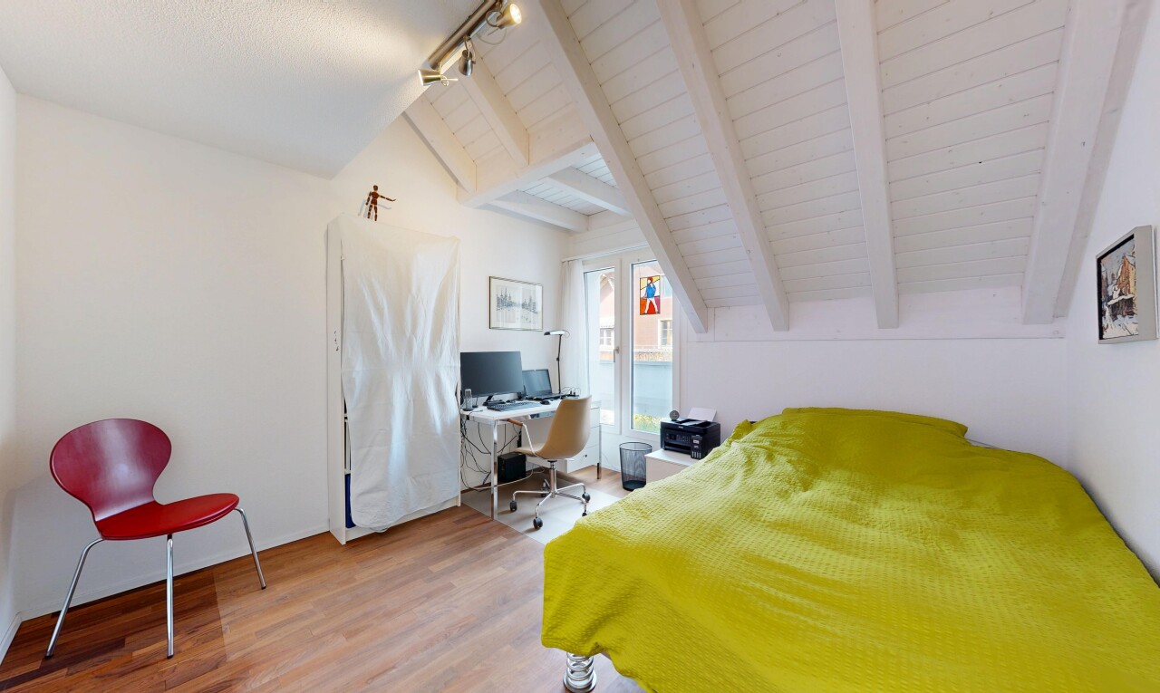 zimmer / schlafzimmer mit vaulted ceiling, dachschräge, beamed ceiling, balkendecke, und bürobereich