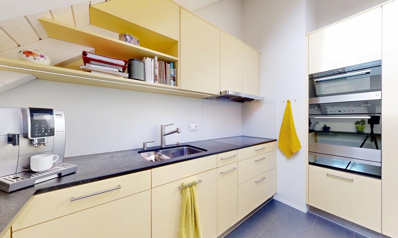 küche mit cremefarbene schränke, offene regale, doppel backofen, drywall, und gipskartonwand