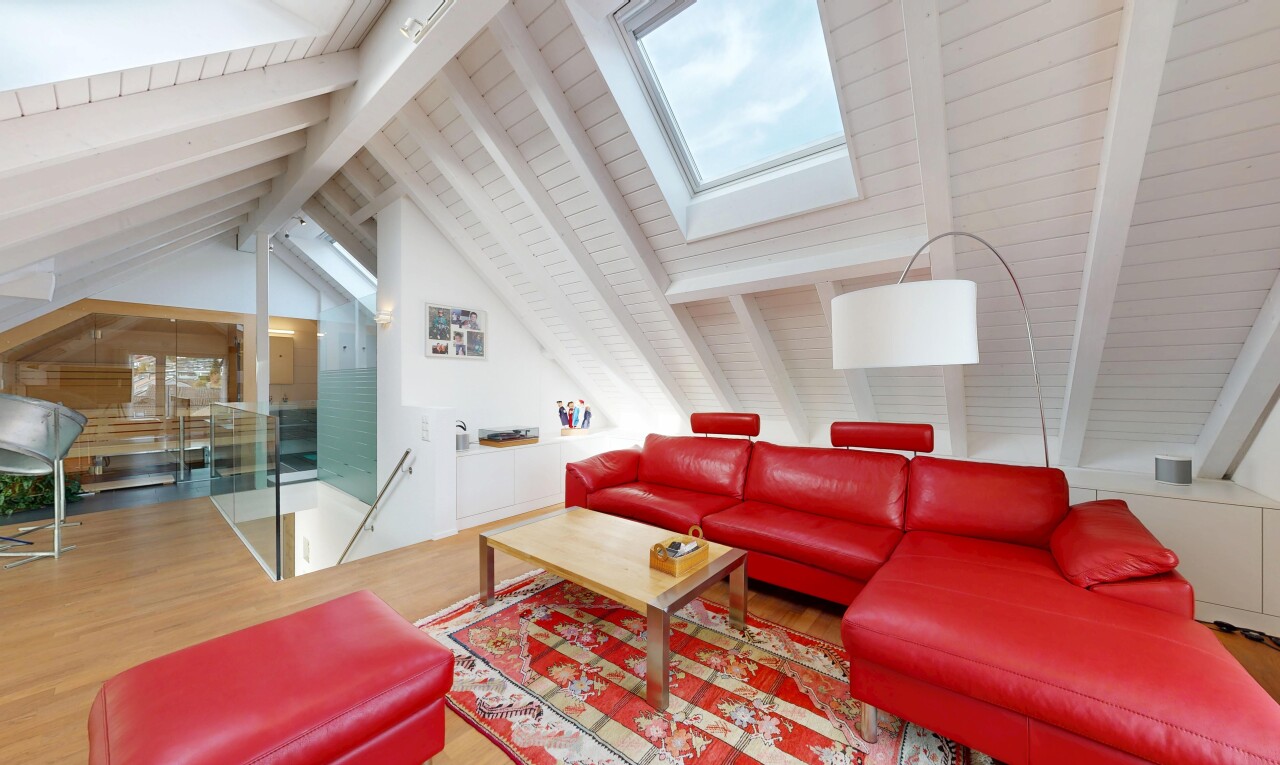 wohnzimmer mit beamed ceiling, balkendecke, inside property, dachfenster, und wood finish floor