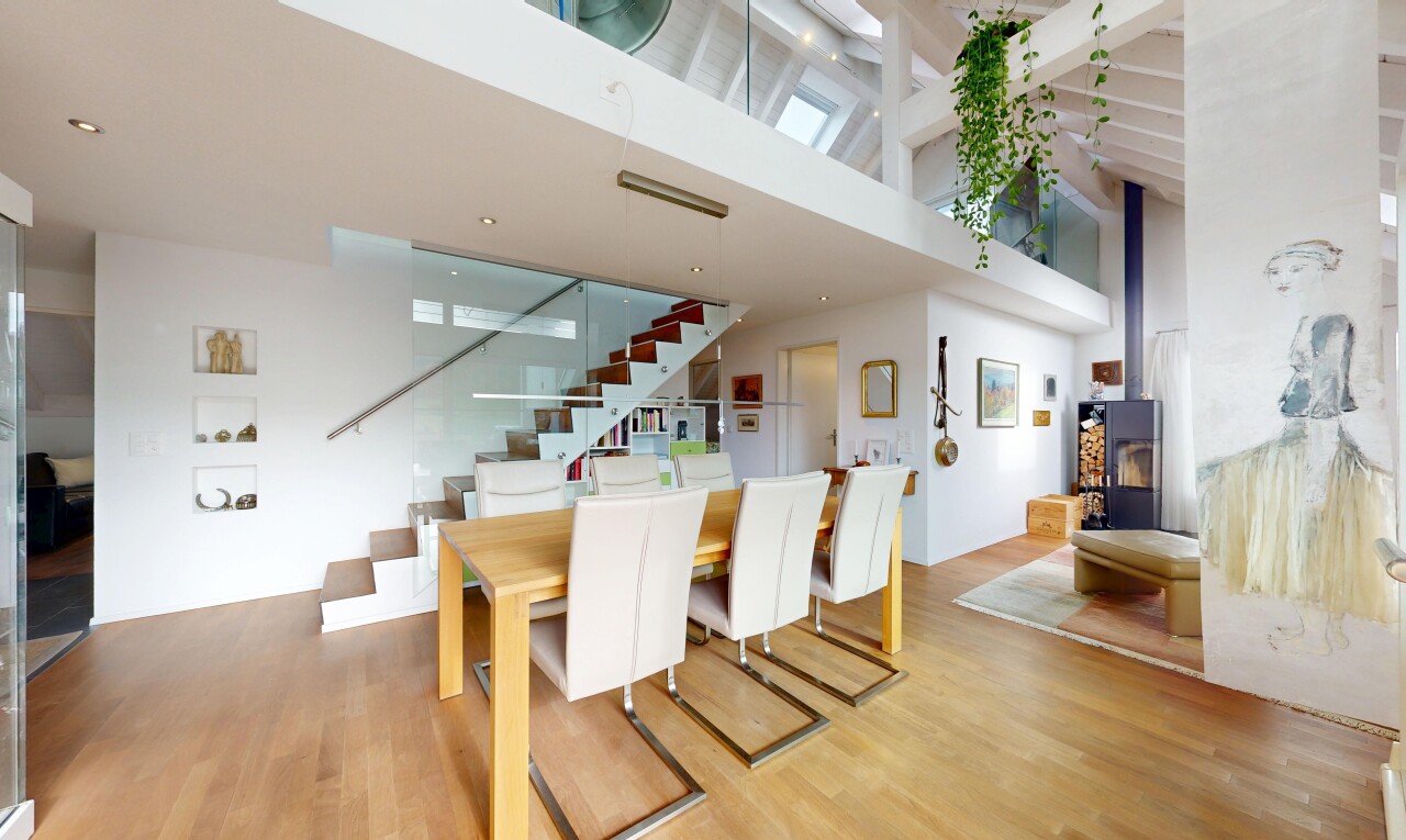 esszimmer mit treppen, wood finish floor, holzfußboden, drywall, und gipskartonwand