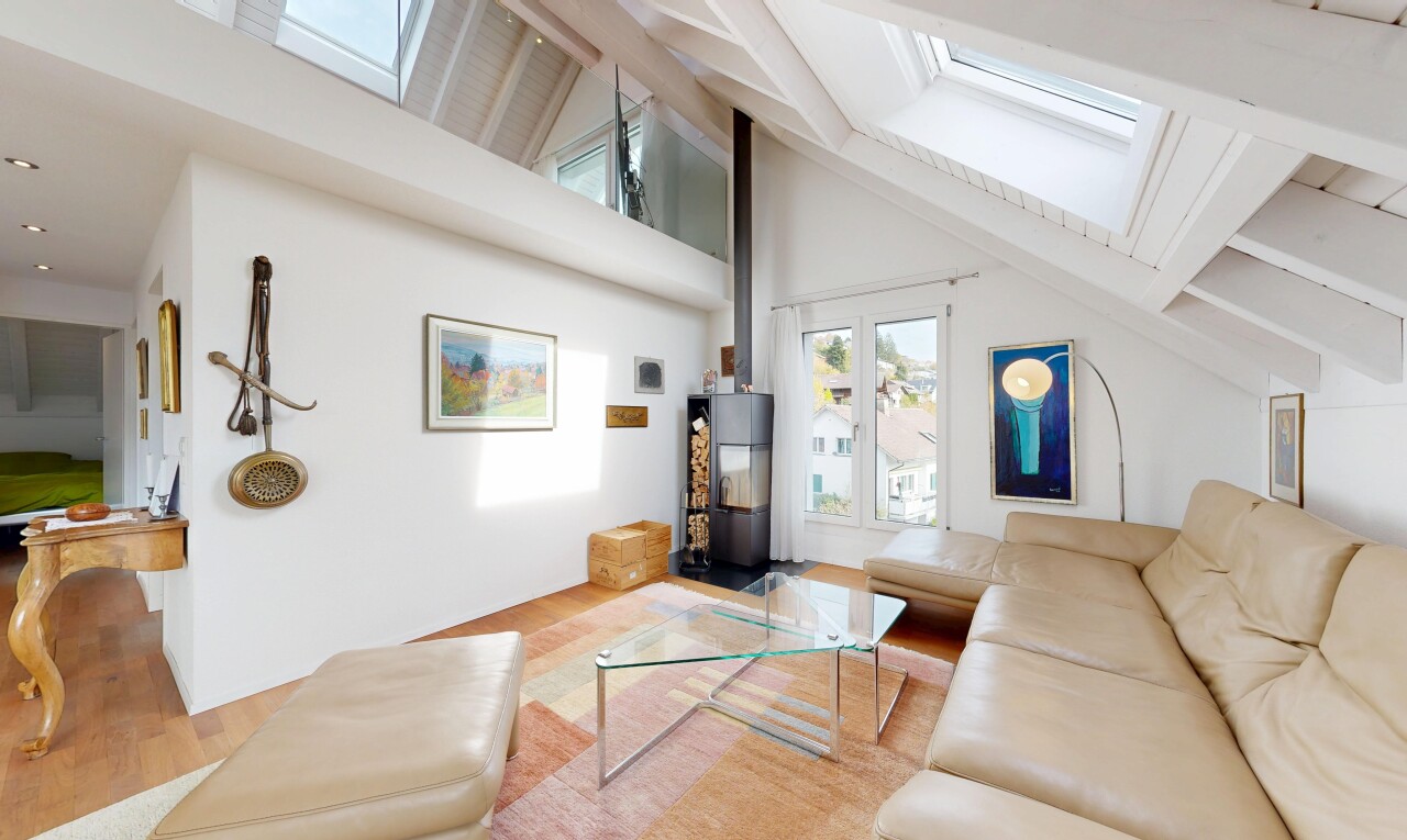 wohnzimmer mit dachfenster, vaulted ceiling, dachschräge, beamed ceiling, und balkendecke