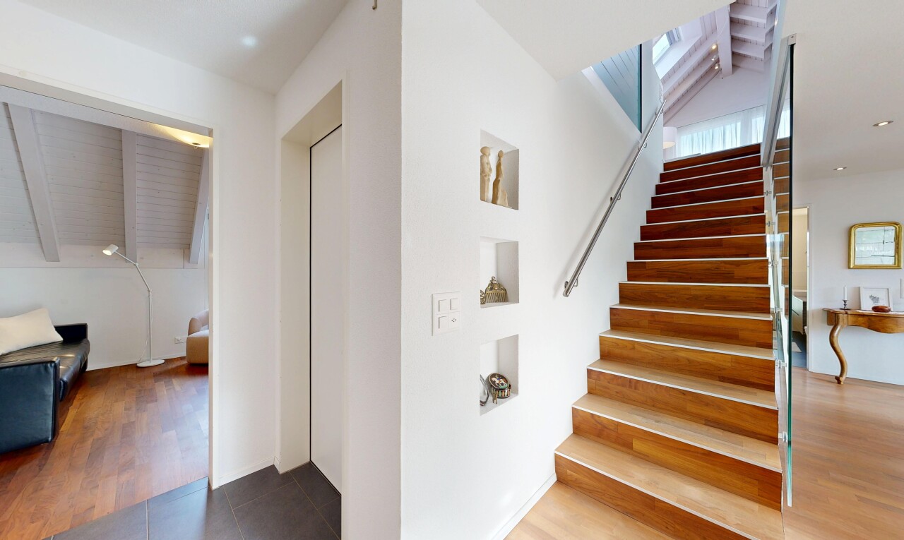 treppe mit inside property, holzfußboden, wood finish floor, gipskartonwand, und drywall