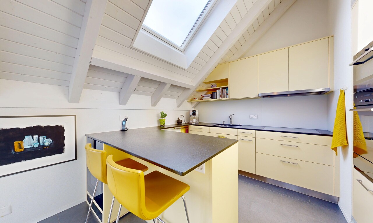 küche mit cremefarbene schränke, küchentheke, küchenbar, fliesenboden, und tile floor