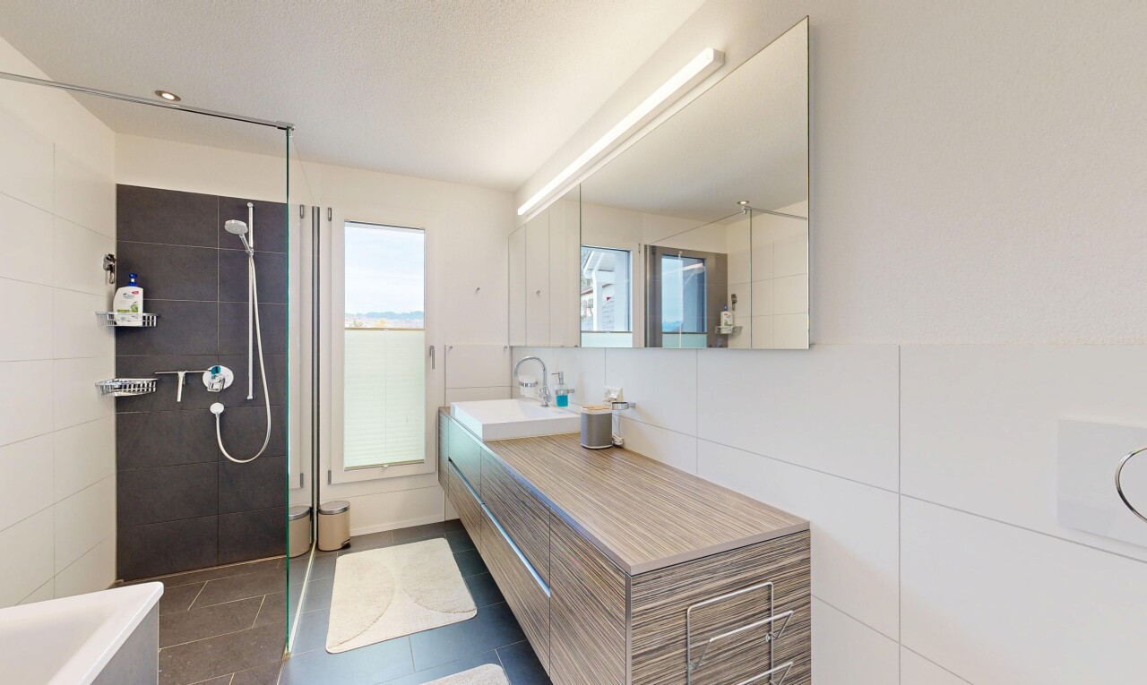 bad mit komplettes badezimmer, schminktisch, tile floor, fliesenboden, und inside property