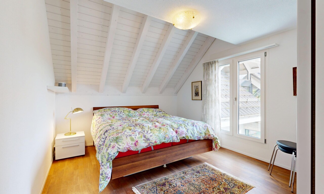 zimmer / schlafzimmer mit natural light, natürliches licht, zusätzliches zimmer, vaulted ceiling, und dachschräge