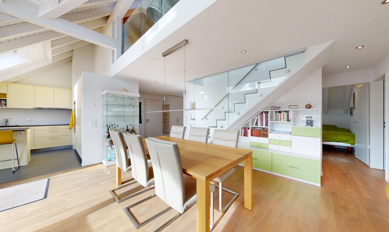 esszimmer mit treppen, wood finish floor, holzfußboden, inside property, und drywall