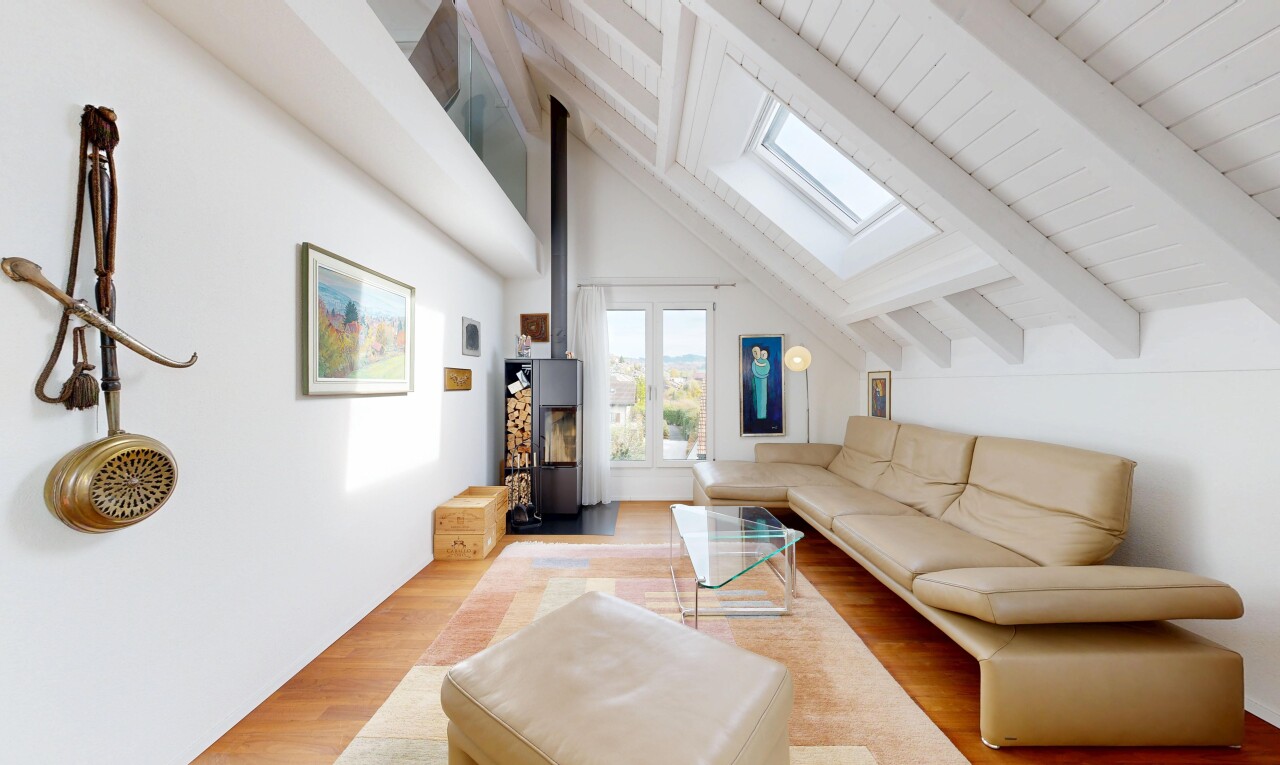 wohnzimmer mit vaulted ceiling, dachschräge, wood finish floor, holzfußboden, und beamed ceiling