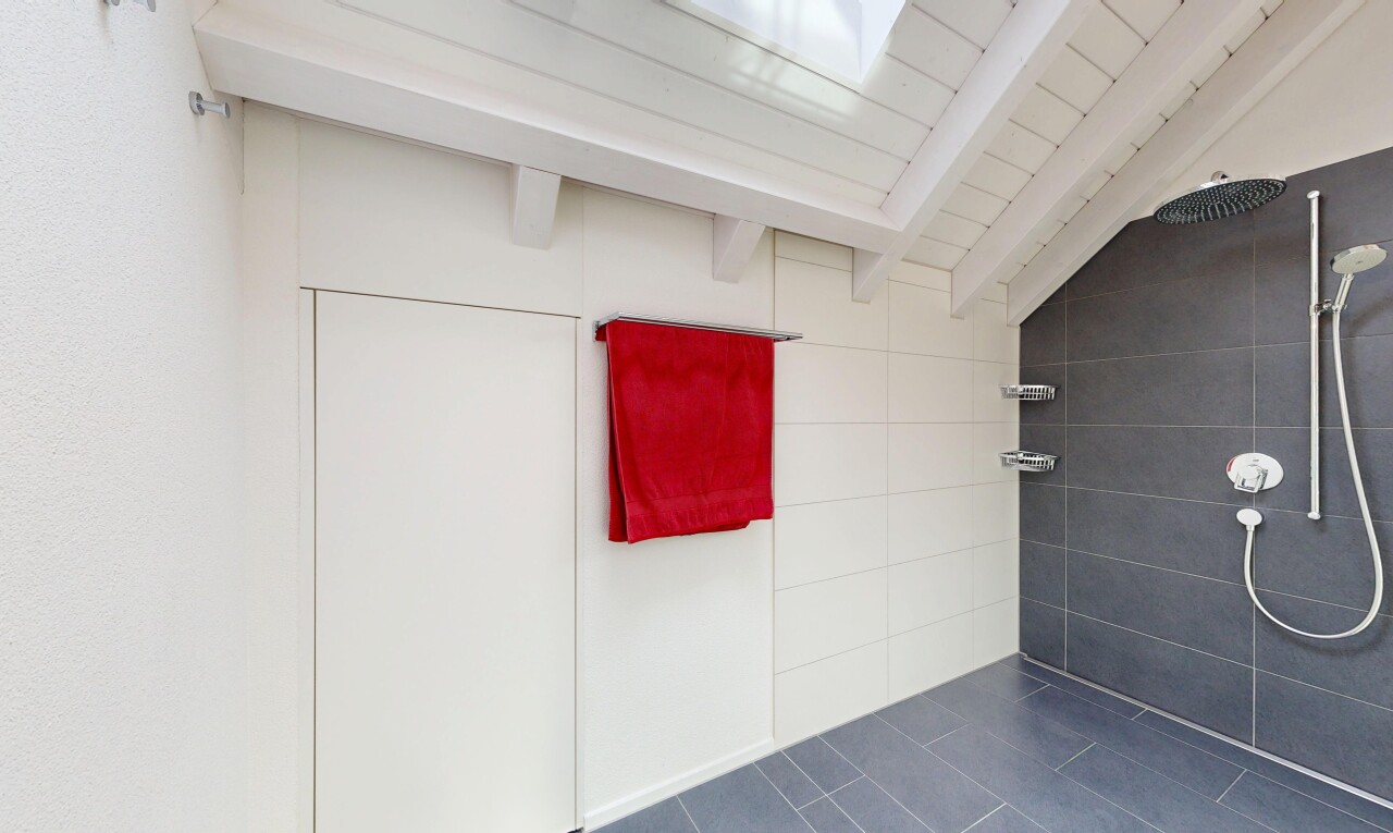 bad mit inside property, dusche, tile floor, fliesenboden, und beamed ceiling