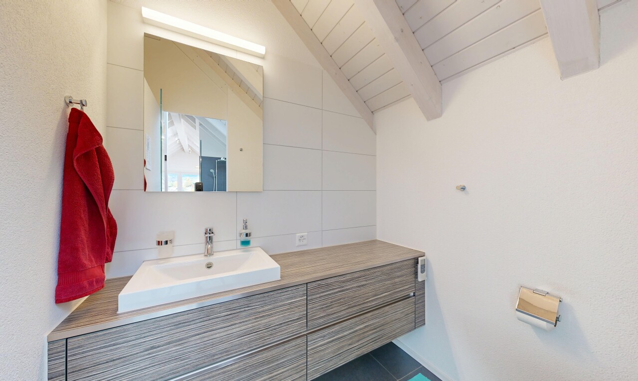 bad mit beamed ceiling, balkendecke, inside property, schminktisch, und spiegel