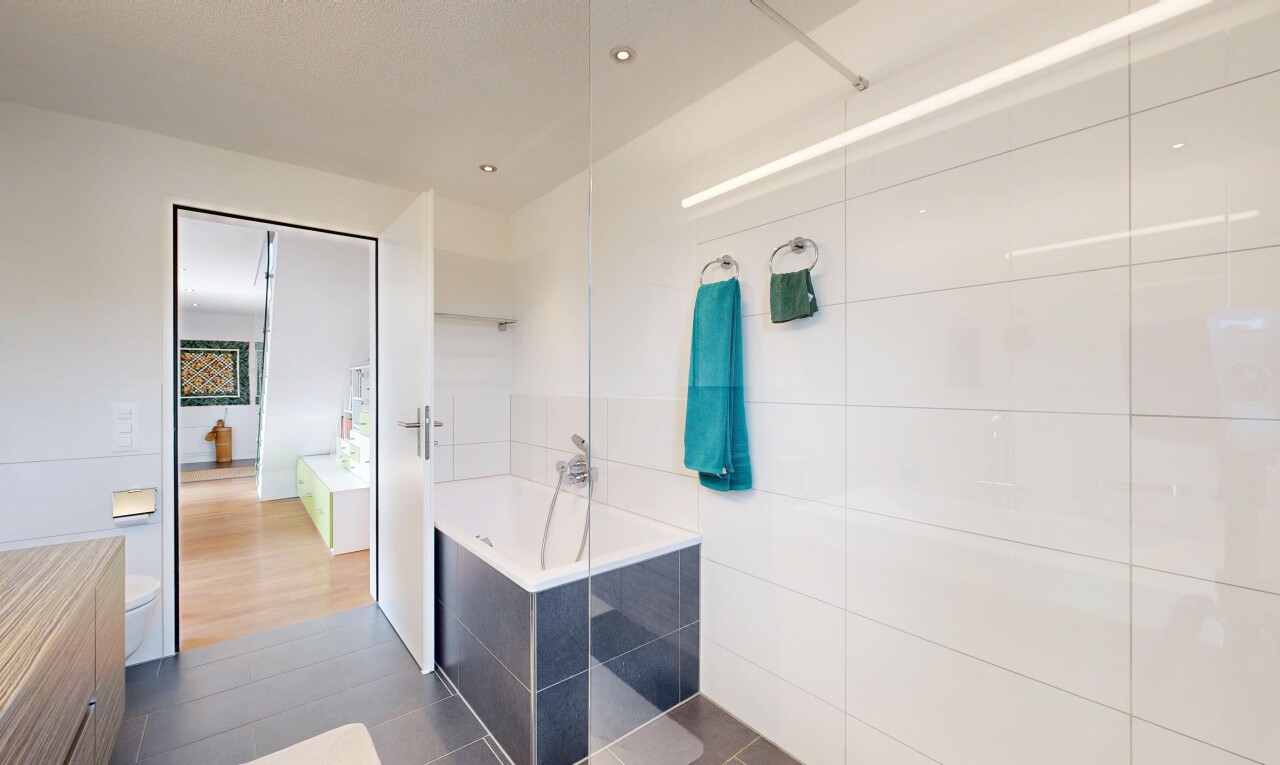 bad mit komplettes badezimmer, bad, inside property, dusche, und tile floor