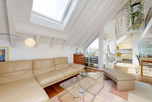wohnzimmer mit balkendecke, beamed ceiling, holzfußboden, wood finish floor, und inside property