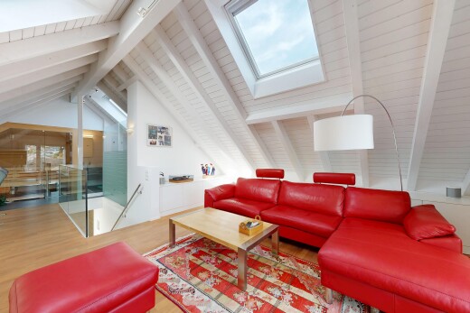 wohnzimmer mit beamed ceiling, balkendecke, inside property, dachfenster, und wood finish floor