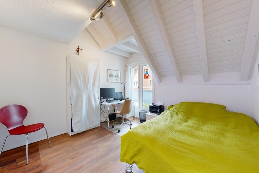 zimmer / schlafzimmer mit vaulted ceiling, dachschräge, beamed ceiling, balkendecke, und bürobereich